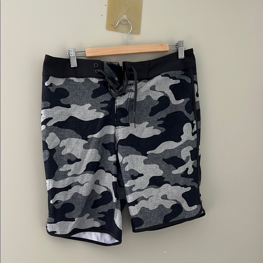 Old Navy California Gray Black Camo Board Shorts Swim Trunks Size 32